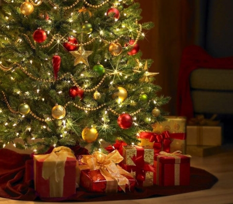 La alegerea bradului artificial și a decorațiunilor pentru pomul de Crăciun trebuie să fim vigilenți